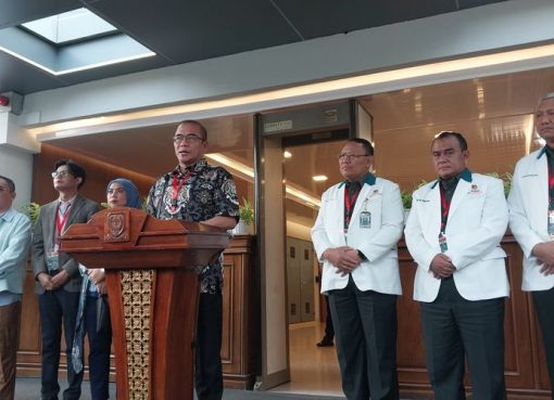 Ketua Komisi Pemilihan Umum (KPU) RI Hasyim Asya'ri saat memberikan keterangan pers di lobby medical check up RSPAD, Jakarta Pusat, Kamis (26/10/2023).