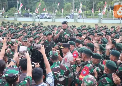 Panglima TNI Laksamana Yudo Margono ketika memimpin upacara pemberangkatan personel Satgas Yonif Raider 631 Antang Palangka Raya ke Papua.