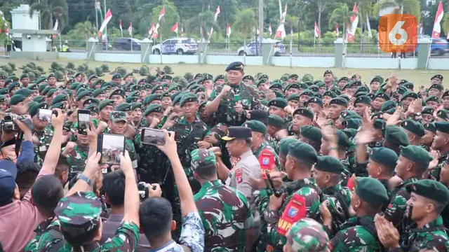 Panglima TNI Laksamana Yudo Margono ketika memimpin upacara pemberangkatan personel Satgas Yonif Raider 631 Antang Palangka Raya ke Papua.