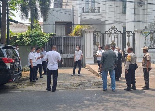 Rumah Firli digeledah polisi.