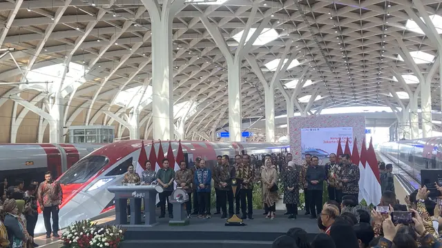 Presiden Jokowi meresmikan operasional WHOOSH, kereta cepat Jakarta-Bandung, Senin (2/10/2023).