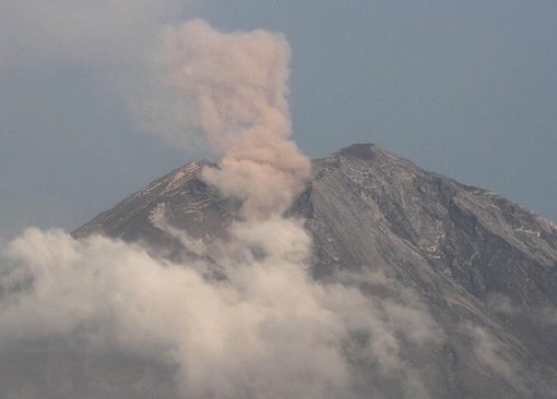 Semeru meletus.