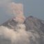 Semeru meletus.