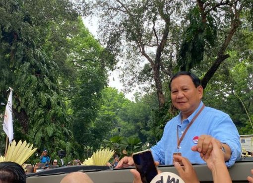 Calon presiden dari Koalisi Indonesia Maju (KIM), Prabowo Subianto bertolak ke Kantor Komisi Pemilihan Umum (KPU), Jakarta Pusat, Rabu (25/10/2023) siang dari Taman Suropati. Dia menaiki kendaraan taktis Maung dan menyapa relawan.
