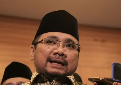 Menteri Agama (Menag) Yaqut Cholil Qoumas usai membuka Bimtek Terintegrasi dengan Kemenkes PPIH Arab Saudi di Asrama Haji Pondok Gede, Jakarta Timur, Rabu malam (12/4/2023).