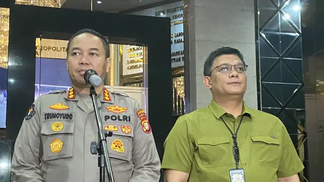 Direktur Reserse Kriminal Khusus Polda Metro Jaya, Kombes Pol Ade Safri Simanjuntak (kanan), saat menghadiri konferensi pers bersama sejumlah awak media di Mapolda Metro Jaya.