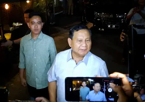 Pertemuan Ketua Umum Partai Gerindra Prabowo Subianto dengan Gibran Rakabuming Raka di Angkringan Omah Semar, Solo.