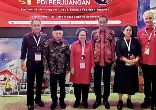 Ketua Umum PDIP Megawati Soekarnoputri bersama Presiden Jokowi dan Wapres Ma’ruf Amin, serta Ganjar Pranowo. Didampingi Prananda Prabowo dan Puan Maharani.