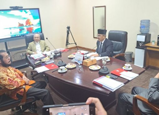 Ketua Mahkamah Konstitusi (MK) Anwar Usman (kiri) bersama tiga anggota MKMK yakni Jimly Asshiddiqie, Wahihuddin Adams, dan Bintan Saragih sebelum pemeriksaan di Gedung II MK, Jakarta, Selasa (31/10/2023).