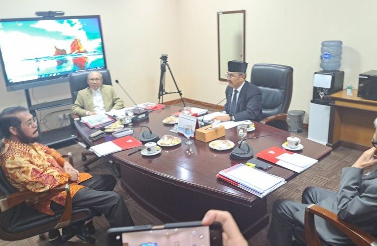 Ketua Mahkamah Konstitusi (MK) Anwar Usman (kiri) bersama tiga anggota MKMK yakni Jimly Asshiddiqie, Wahihuddin Adams, dan Bintan Saragih sebelum pemeriksaan di Gedung II MK, Jakarta, Selasa (31/10/2023).