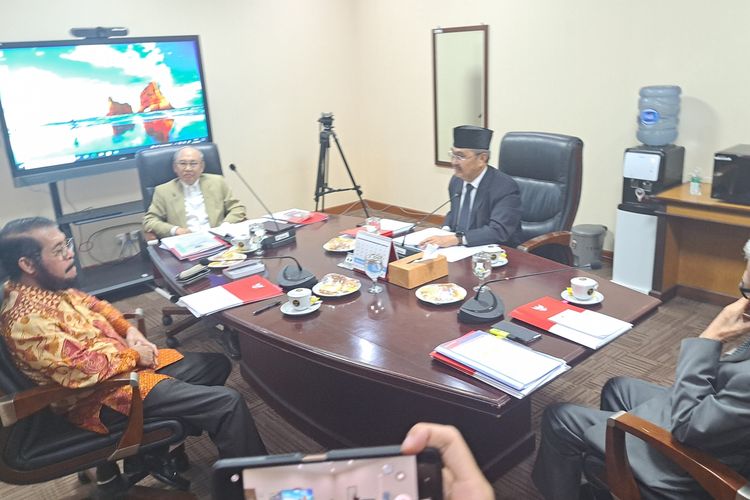 Ketua Mahkamah Konstitusi (MK) Anwar Usman (kiri) bersama tiga anggota MKMK yakni Jimly Asshiddiqie, Wahihuddin Adams, dan Bintan Saragih sebelum pemeriksaan di Gedung II MK, Jakarta, Selasa (31/10/2023).