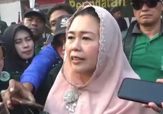 Zannuba Ariffah Chafsoh alias Yenny Wahid, putri presiden ke-4 RI Abdurahman Wahid alias Gus Dur usai berziarah ke makam KH Hasyim Asy'ari di Jombang, Jawa Timur, Kamis, 7 September 2023.