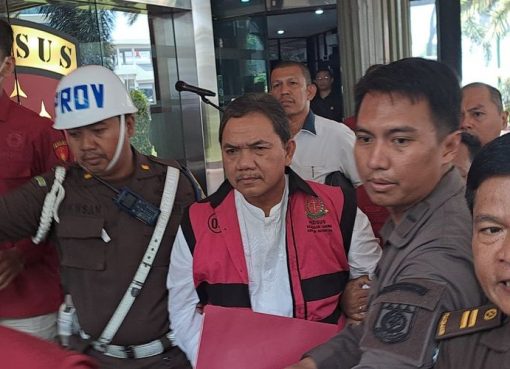 Anggota Badan Pemeriksa Keuangan (BPK) Achsanul Qosasi ditahan Kejaksaan Agung (Kejagung) di kasus dugaan korupsi proyek menara base transceiver station (BTS) 4G di kantor Kejagung, Jakarta, Jumat (3/11/2023).