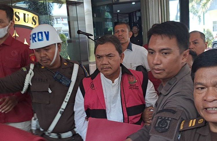 Anggota Badan Pemeriksa Keuangan (BPK) Achsanul Qosasi ditahan Kejaksaan Agung (Kejagung) di kasus dugaan korupsi proyek menara base transceiver station (BTS) 4G di kantor Kejagung, Jakarta, Jumat (3/11/2023).