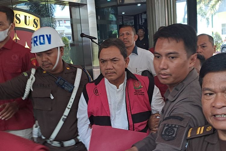 Anggota Badan Pemeriksa Keuangan (BPK) Achsanul Qosasi ditahan Kejaksaan Agung (Kejagung) di kasus dugaan korupsi proyek menara base transceiver station (BTS) 4G di kantor Kejagung, Jakarta, Jumat (3/11/2023).