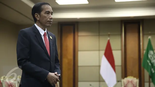 Presiden Joko Widodo (Jokowi) saat menunggu kedatangan Menteri Luar Negeri Arab Saudi, Adel al-Jubeir dan rombongan di sela pertemuan KTT Luar Biasa OKI di Jakarta, Senin (7/2/2016).