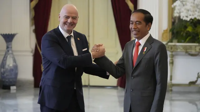 Presiden RI, Joko Widodo menyambut kedatangan Presiden FIFA Gianni Infantino di Istana Merdeka, Jakarta, Selasa (18/10) siang WIB.