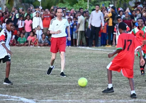 Presiden Joko Widodo atau Jokowi bermain sepak bola dengan pelajar di Lapangan Sorido, Kabupaten Biak Numfor, Provinsi Papua, Rabu (22/11/2023).