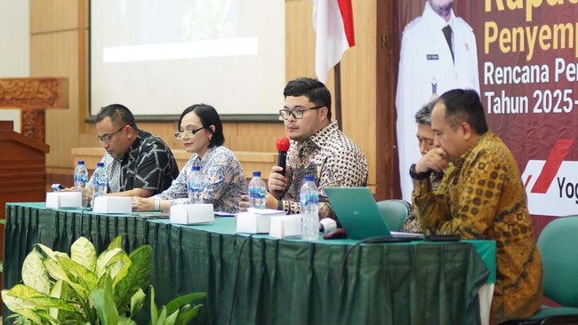 Bupati Kediri Hanindhito Himawan Pramana mengingatkan bahwa perencanaan rancangan awal (ranwal) Rencana Pembangunan Jangka Panjang Daerah (RPJPD) Kabupaten Kediri tahun 2025-2045 harus berfokus pada isu-isu yang bersentuhan langsung dengan warga, seperti kemiskinan, layanan kesehatan, serta pertanian.