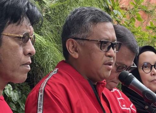 Sekjen PDIP Hasto dan Adian Napitupulu..