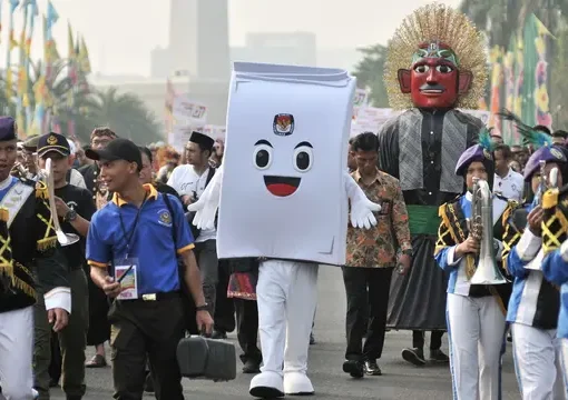 Badut berbentuk kotak suara Komisi Pemilihan Umum (KPU), ondel-ondel, dan marching band ikut meramaikan pawai Deklarasi Kampanye Damai di Monas.