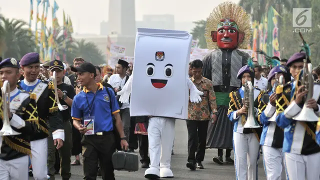 Badut berbentuk kotak suara Komisi Pemilihan Umum (KPU), ondel-ondel, dan marching band ikut meramaikan pawai Deklarasi Kampanye Damai di Monas.