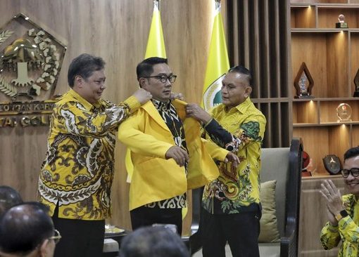 Airlangga memkaikan jaket RK.