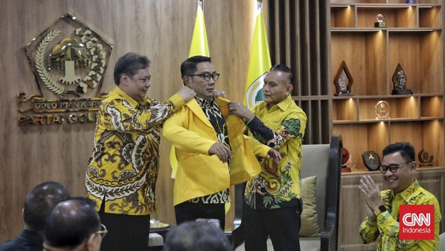 Airlangga memkaikan jaket RK.