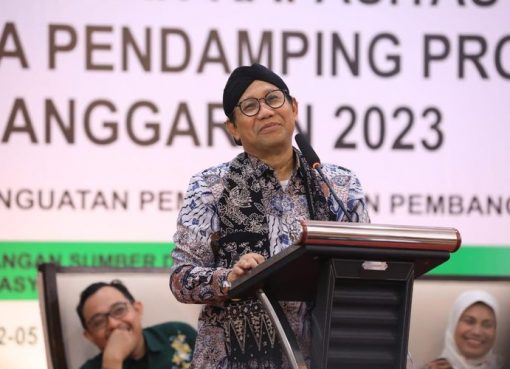 Menteri Desa Pembangunan Daerah Tertinggal dan Transmigrasi (Menteri Desa PDTT) Abdul Halim Iskandar saat memberikan arahan dalam acara Peningkatan Kapasitas Tenaga Pendamping Profesional Tahun 2023 di Gets Hotel, Semarang, Jawa Tengah, Jumat (3/11/2023).