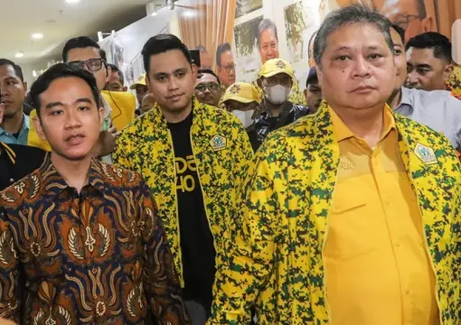 Ketua Umum Partai Golkar Airlangga Hartarto (kiri) didampingi Wali Kota Solo Gibran Rakabuming Raka menghadiri Rapimnas II Partai Golkar di Kantor DPP Partai Golkar, Jakarta, Sabtu (21/10/2023).