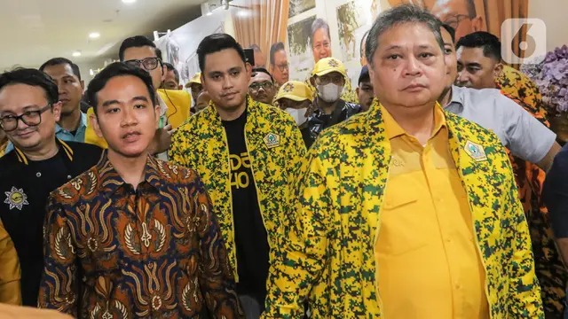Ketua Umum Partai Golkar Airlangga Hartarto (kiri) didampingi Wali Kota Solo Gibran Rakabuming Raka menghadiri Rapimnas II Partai Golkar di Kantor DPP Partai Golkar, Jakarta, Sabtu (21/10/2023).