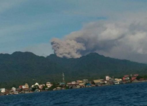 Gunung Dukono Makut.