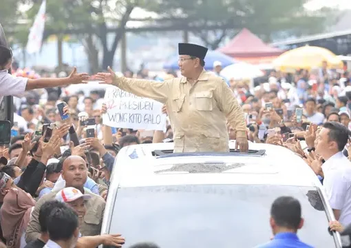 Calon presiden nomor urut 02 Prabowo Subianto bersalaman dengan pendukungnya selama kampanye akbar di Lapangan Benteng Kuto Besak, Palembang, Rabu (9/4). Kehadiran Prabowo disambut ribuan masyarakat dari kalangan emak-emak dan anak muda.