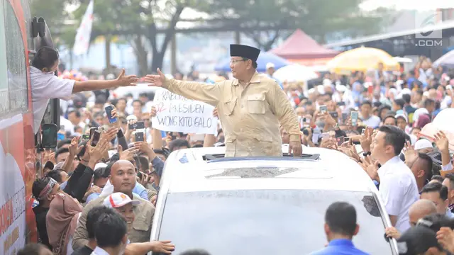Calon presiden nomor urut 02 Prabowo Subianto bersalaman dengan pendukungnya selama kampanye akbar di Lapangan Benteng Kuto Besak, Palembang, Rabu (9/4). Kehadiran Prabowo disambut ribuan masyarakat dari kalangan emak-emak dan anak muda.