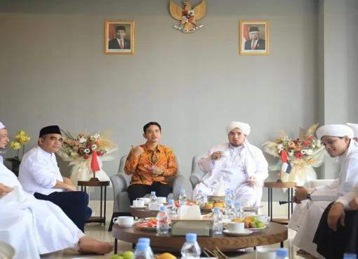 Cawapres Gibran Rakabuming Raka bersilaturahmi dengan Habib Jindan.