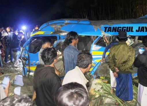 Mobil yang hancur ditabrak KA di Lumajang Jatim.