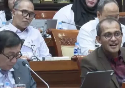 Menkumham Yasonna H Laoly (kiri) dan Wamenkumham Edward Omar Sharif Hiariej alias Eddy Hiariej (kanan) saat mengikuti rapat kerja (Raker) bersama Komisi III DPR. Anggota Komisi III DPR Benny K Harman mengusir Eddy Hiariej karena telah berstatus tersangka KPK.