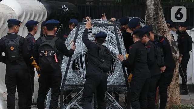 Petugas juga menyiapkan kawat berduri sebagai antisipasi.