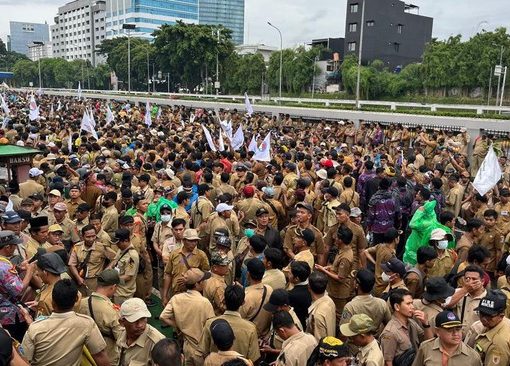 Ribuan perangkat desa yang tergabung dalam Persatuan Perangkat Desa Indonesia (PPDI) berunjuk rasa di depan Gedung DPR, Jakarta, Rabu, 25 Januari 2023.