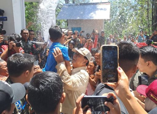 Menhan Prabowo Subianto basah-basahan bermain air bersama anak kecil di sumber air bersih di Desa Pamubulan, Kabupaten Lebak, Minggu (19/11/2023).