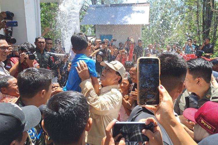 Menhan Prabowo Subianto basah-basahan bermain air bersama anak kecil di sumber air bersih di Desa Pamubulan, Kabupaten Lebak, Minggu (19/11/2023).