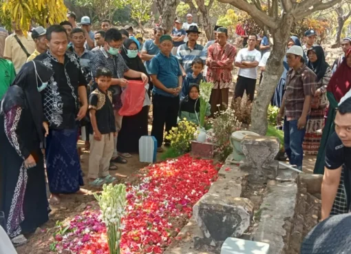 Proses pemakaman Endang yang meninggal di kamar mandi rumah di Pasuruan.