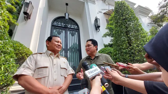 Menteri BUMN Erick Thohir menjamu makan siang calon presiden (Capres) Prabowo Subianto, dikediamannya, Jakarta, Selasa (31/10/2023).