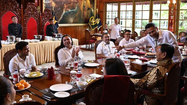 Menhan Prabowo Subianto kini dikenal sebagai capres nomor urut 2 bersama Raffi Ahmd dan Puji makan.