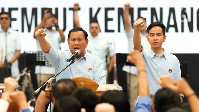 Bakal calon presiden Prabowo Subianto (kiri) bersama bakal calon wakil presiden Gibran Rakabuming Raka saat menghadiri Deklarasi Prabowo Gibran di Indonesia Arena, Jakarta, Rabu (25/10/2023). Koalisi Indonesia Maju (KIM) deklarasi Prabowo Subianto dan Gibran Rakabuming Raka sebagai calon presiden dan calon wakil presiden 2024-2029 dengan tema "Menjemput Kemenangan Indonesia Maju"