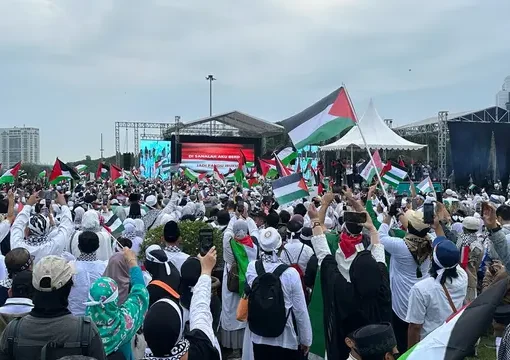 Massa memadati kawasan Monas untuk menghadiri aksi bela Palestina, Minggu (5/11/2023).