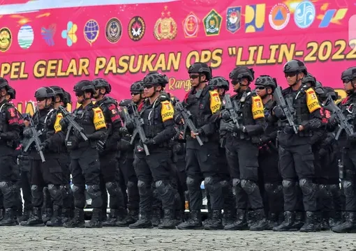 Pasukan bersenjata saat mengikuti apel Operasi Lilin 2022 di Monas, Jakarta, Kamis (22/12/2022). Kapolri Jenderal Listyo Sigit Prabowo berharap Operasi Lilin 2022 dapat memberikan rasa aman dan nyaman bagi masyarakat yang melakukan kegiatan ibadah maupun berlibur.