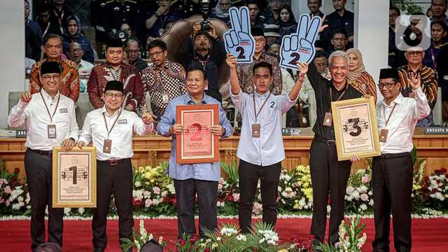 Pasangan capres-cawapres Pemilu 2024, Anies Baswedan-Muhaimin Iskandar, Prabowo Subianto-Gibran Rakabuming Raka, dan Ganjar Pranowo-Mahfud Md (kiri ke kanan) berpose usai pengundian nomor urut di halaman gedung Komisi Pemilihan Umum (KPU), Jakarta, Selasa (14/11/2023).