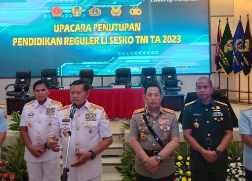 Panglima TNI Laksmana Yudo Margono memberikan keterangan di Sesko TNI, Bandung.