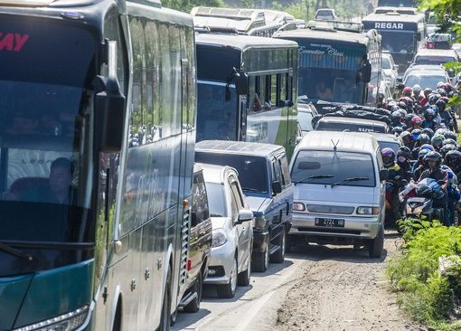 Kemacetan parah terjadi di Jalur Pantura Pati-Rembang, Jawa Tengah, imbas perbaikan jalan di wilayah Kecamatan Batangan. Ribuan kendaraan terjebak kemacetan di Jalan Panturan, Cirebon, Jawa Barat, Senin (4/7).